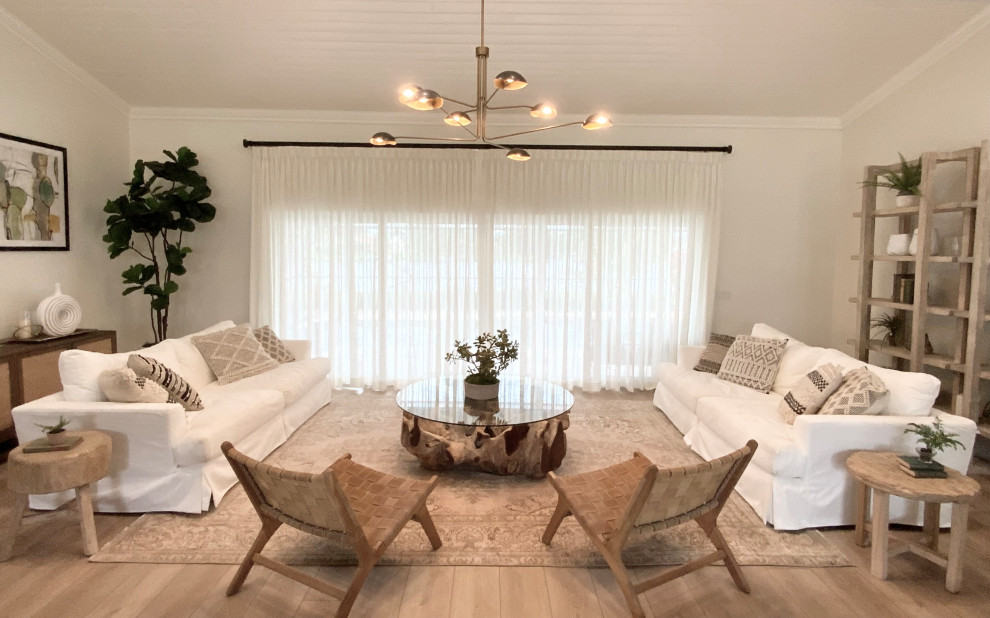 Esempio di un ampio soggiorno stile marino aperto con pavimento in vinile, nessuna TV, pavimento beige e soffitto in legno