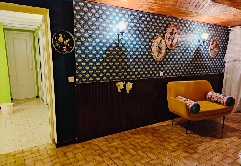 Foto di una cameretta per bambini minimalista di medie dimensioni con pareti blu, pavimento con piastrelle in ceramica, pavimento marrone, soffitto in perlinato e carta da parati