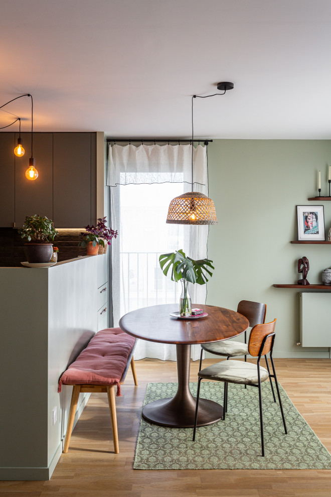 Aménagement d'une salle à manger éclectique.