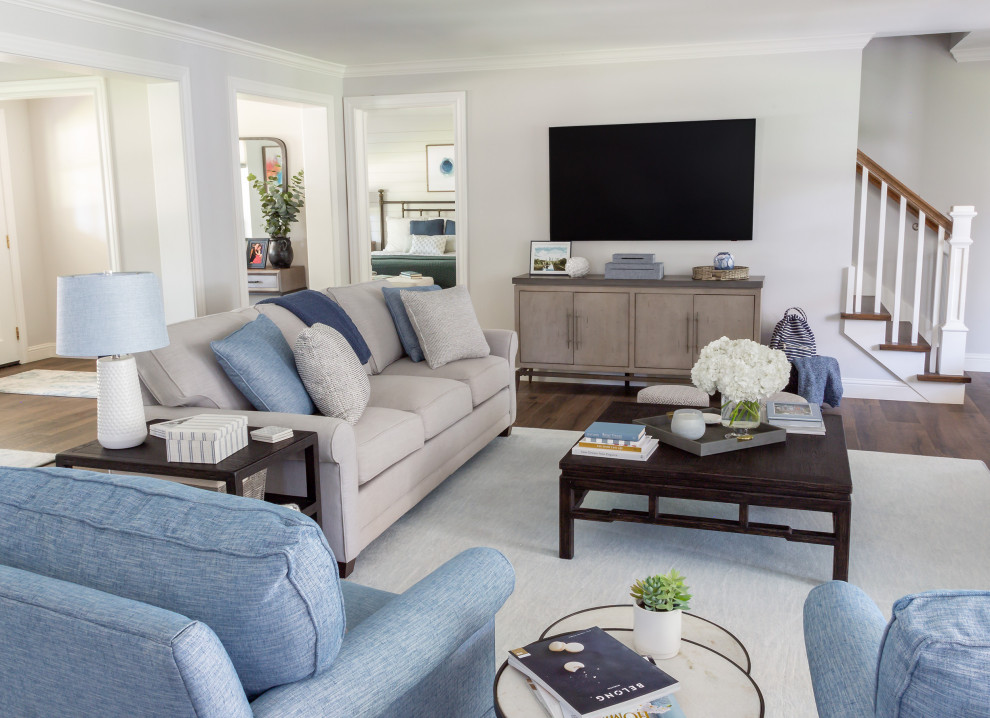 Esempio di un soggiorno classico di medie dimensioni con pavimento con piastrelle in ceramica, TV a parete e pavimento marrone