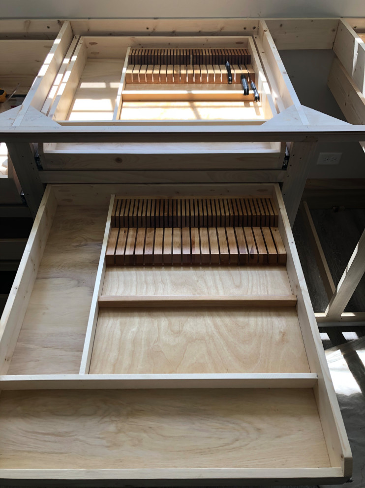 Example of a transitional basement design in Chicago