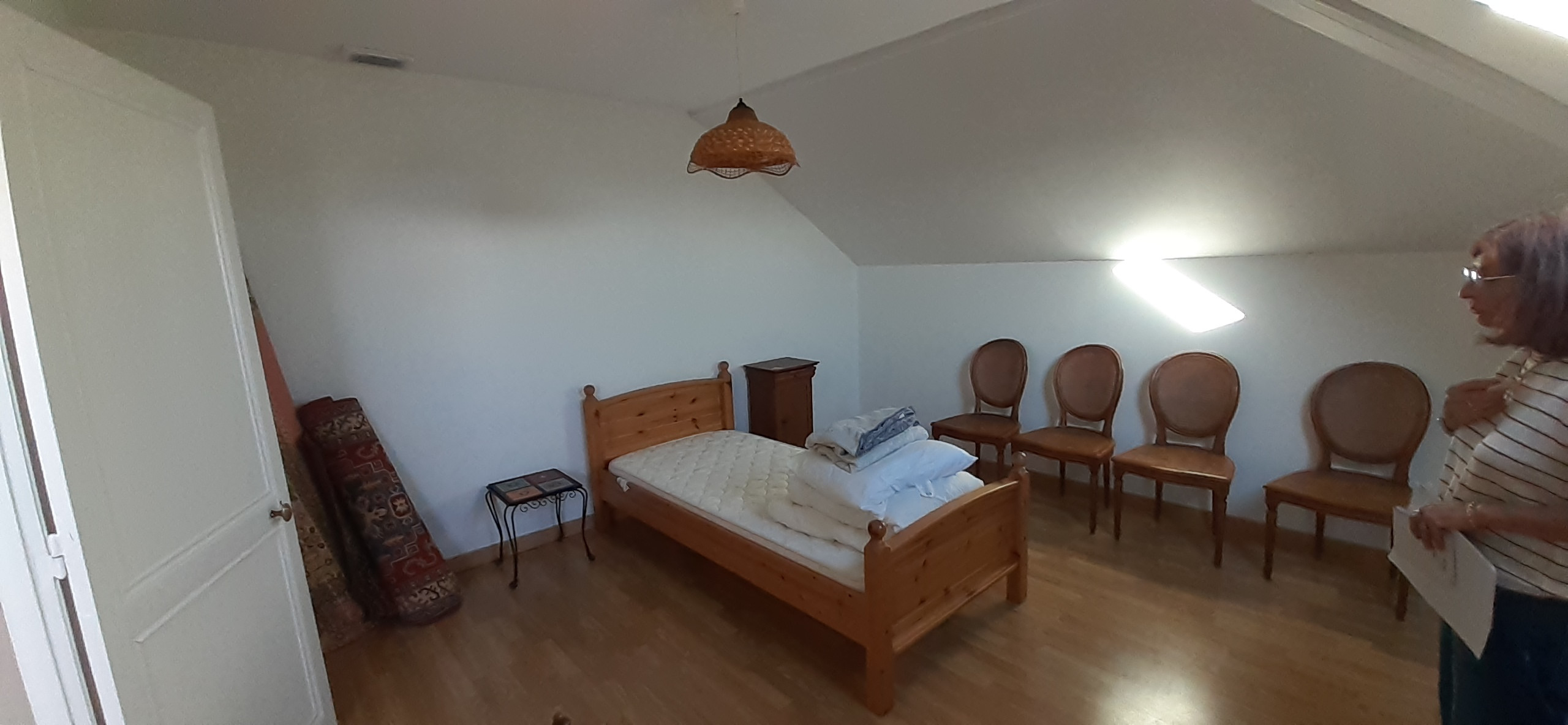 Réemplois pour la décoration de deux chambres sous combles en ville