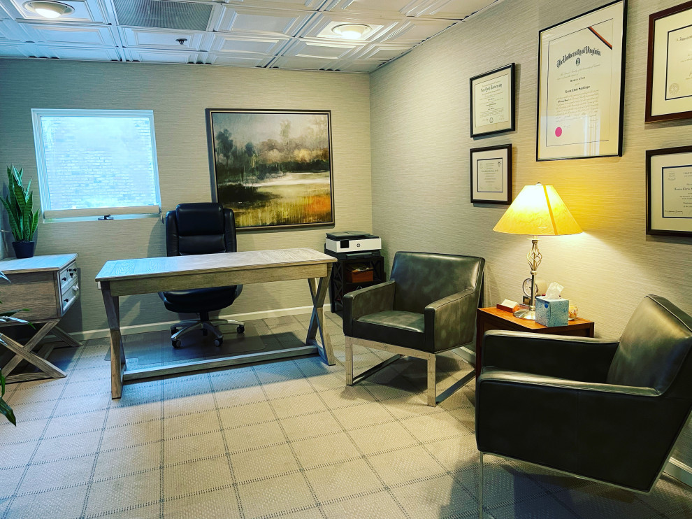 Esempio di un piccolo ufficio contemporaneo con pareti blu, moquette, scrivania autoportante, pavimento blu, soffitto a cassettoni e carta da parati