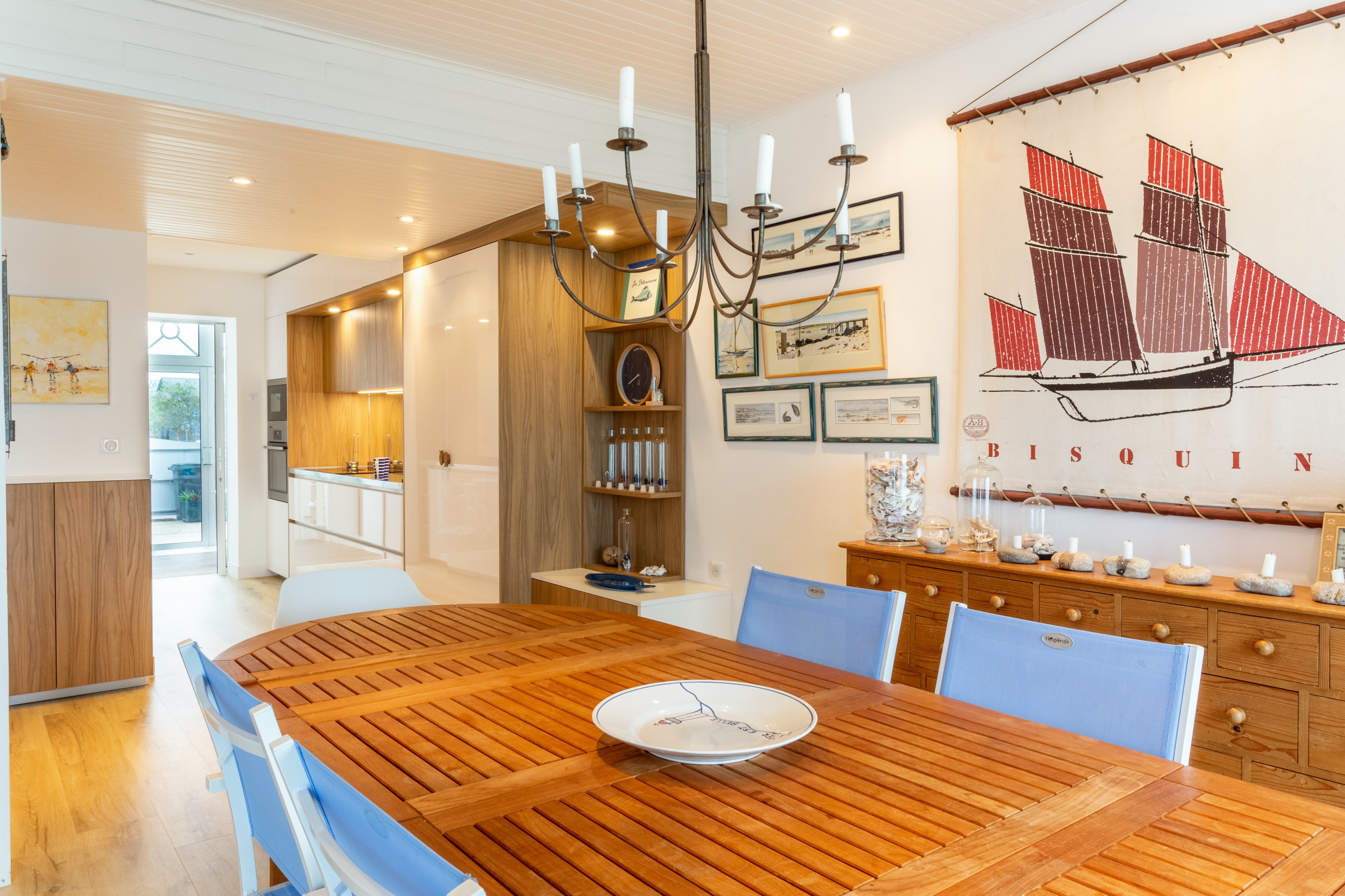 Aménagement d'une cuisine "couloir" dans une villa en bord de mer