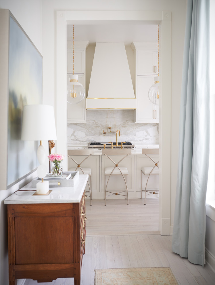 Esempio di una grande cucina classica con lavello stile country, ante in stile shaker, ante bianche, top in marmo, paraspruzzi bianco, paraspruzzi in marmo, elettrodomestici in acciaio inossidabile, parquet chiaro, pavimento bianco e top bianco