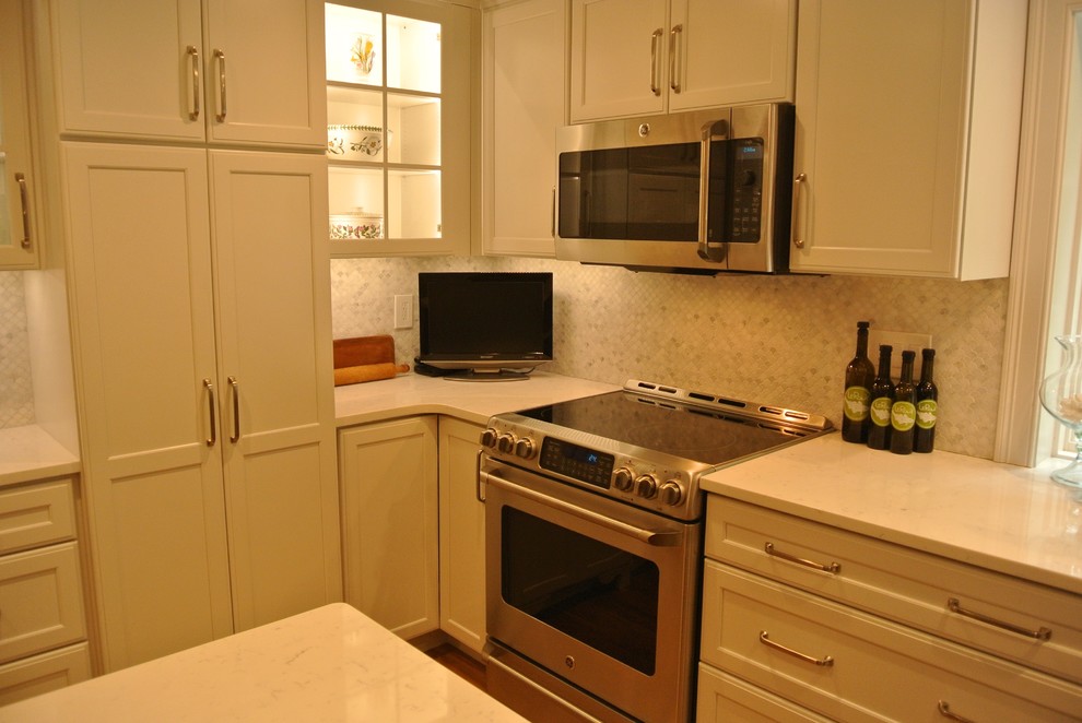 Example of a transitional medium tone wood floor eat-in kitchen design in Boston with an undermount sink, shaker cabinets, quartz countertops, beige backsplash, mosaic tile backsplash, stainless steel appliances, an island and white countertops