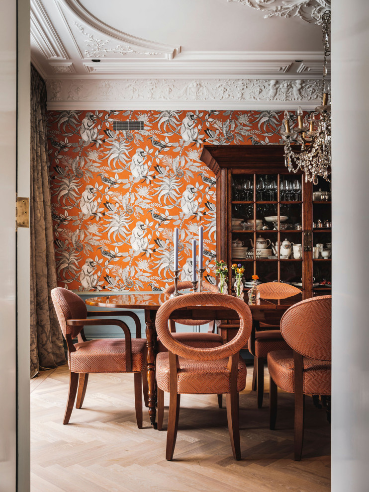Modernes Esszimmer mit oranger Wandfarbe und hellem Holzboden in Sonstige
