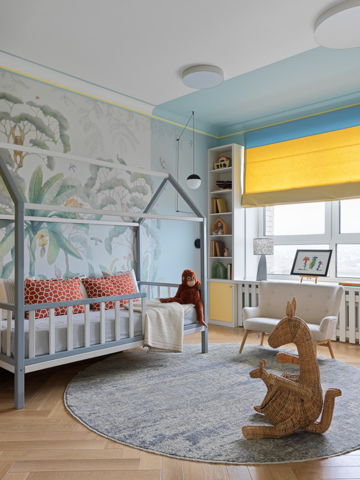 Idéer för ett stort modernt barnrum kombinerat med lekrum, med flerfärgade väggar, ljust trägolv och beiget golv