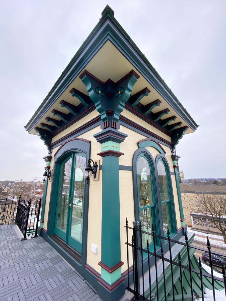 Idee per la villa grande beige vittoriana a quattro piani con rivestimento in mattoni e copertura in metallo o lamiera