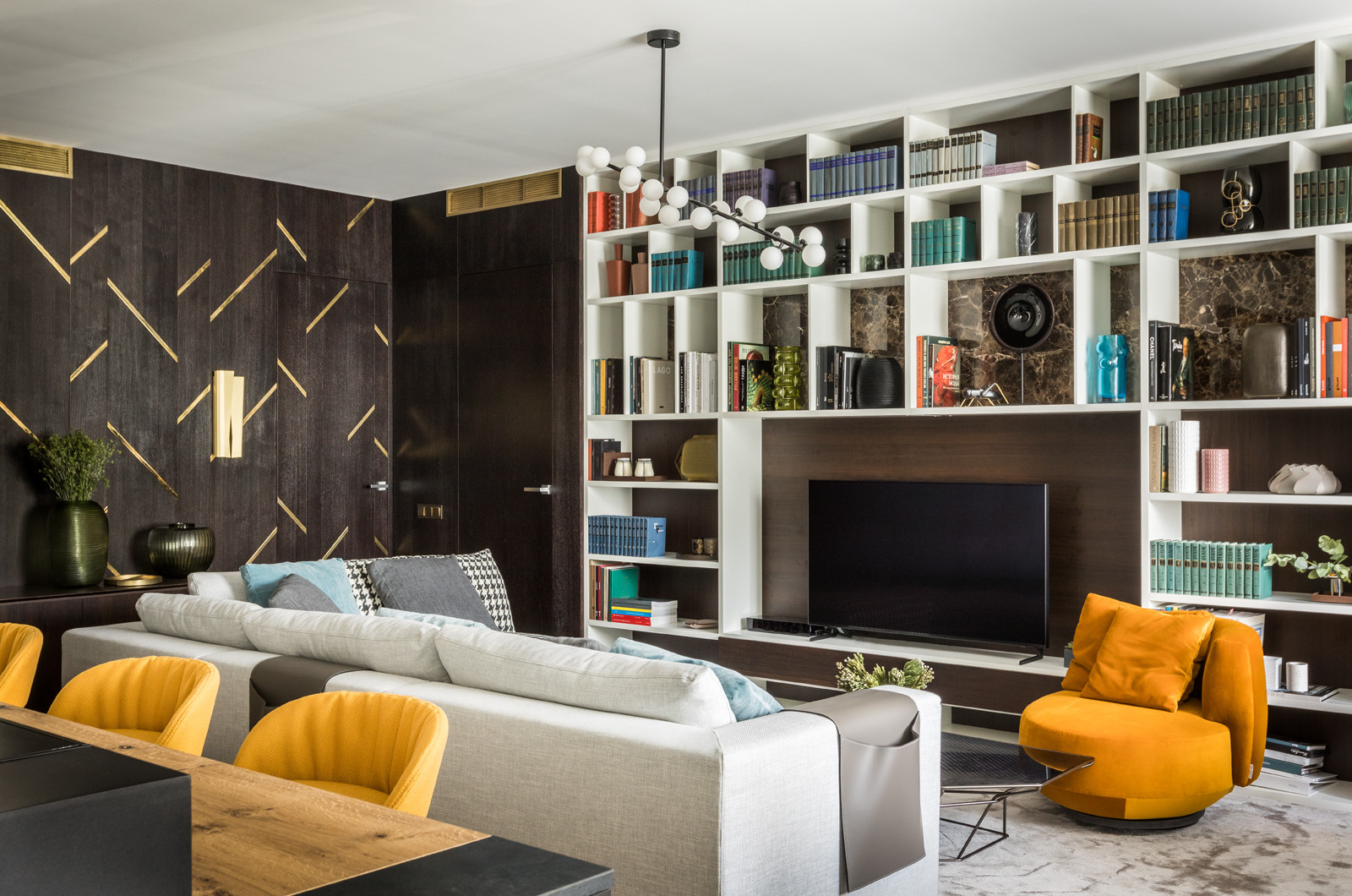 Яркая квартира с элементами из латуни