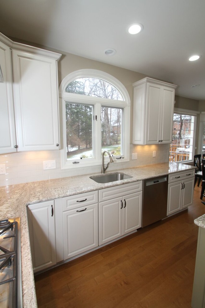 Example of a transitional kitchen design in DC Metro