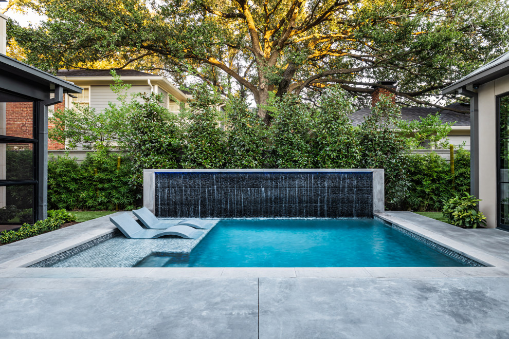 Inspiration for a modern pool in Dallas.