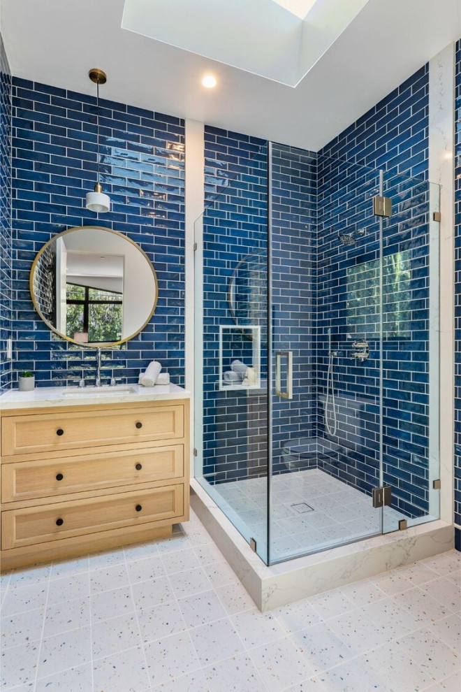 Idéer för stora funkis vitt badrum med dusch, med luckor med lamellpanel, skåp i mellenmörkt trä, en hörndusch, en toalettstol med hel cisternkåpa, porslinskakel, marmorgolv, ett undermonterad handfat, marmorbänkskiva, vitt golv, dusch med gångjärnsdörr och blå kakel