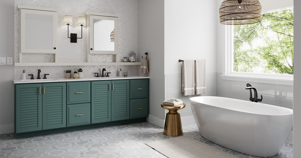 Foto di una stanza da bagno padronale classica di medie dimensioni con ante a persiana, ante verdi, vasca freestanding, lavabo sottopiano e due lavabi