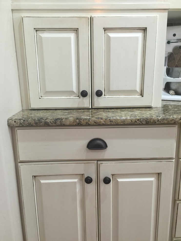 Mid-sized transitional kitchen photo in Austin