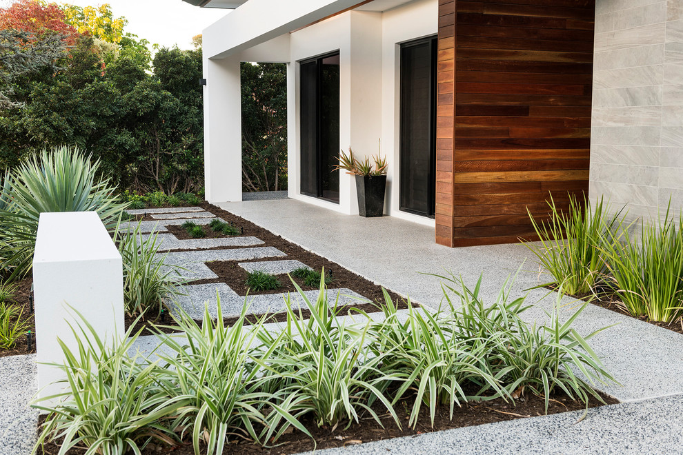 This is an example of a contemporary front yard full sun xeriscape in Perth with mulch.