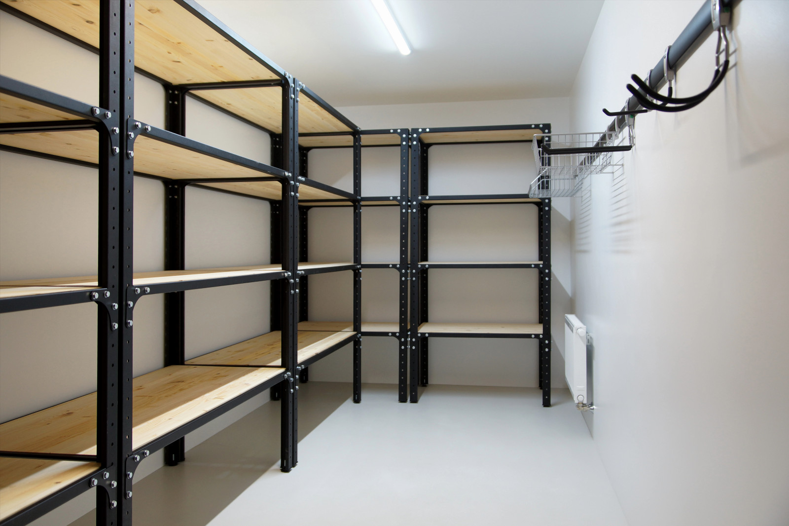 Стеллажи в подвале