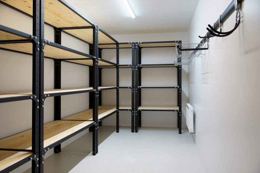 Стеллажи в подвале