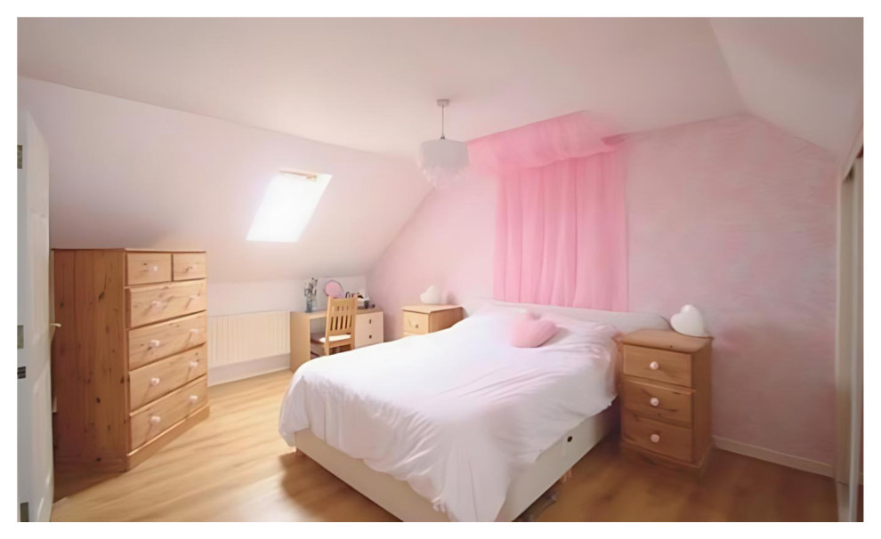他の地域にある広いコンテンポラリースタイルのおしゃれな主寝室 (ピンクの壁、ラミネートの床、ベージュの床、三角天井、壁紙、アクセントウォール) のインテリア