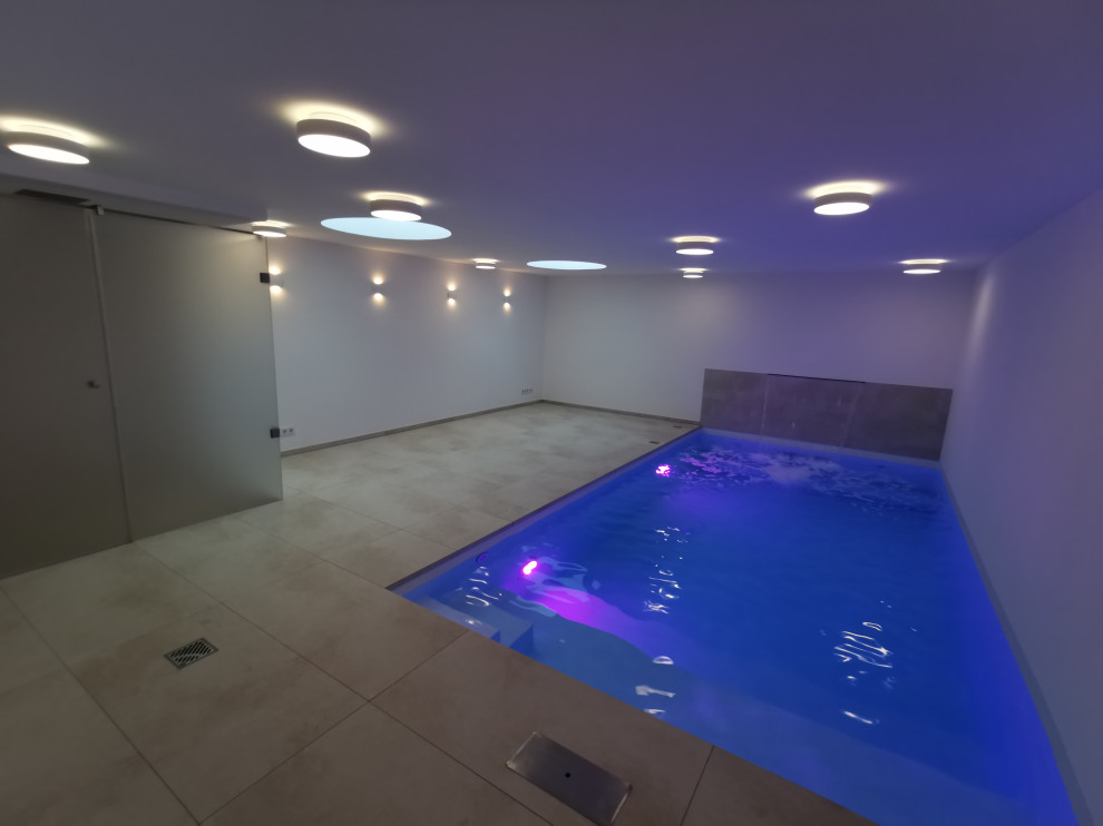 Mittelgroßer, Gefliester Moderner Indoor-Pool in rechteckiger Form in Frankfurt am Main