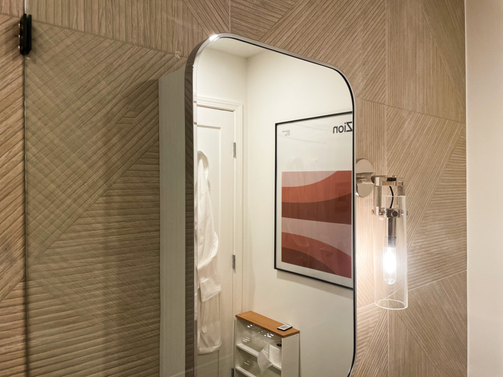Diseño de cuarto de baño minimalista grande con ducha esquinera, baldosas y/o azulejos de cerámica, paredes blancas y suelo vinílico