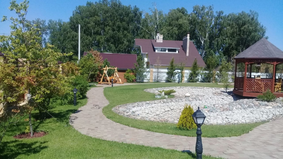 Сад с водоемом.