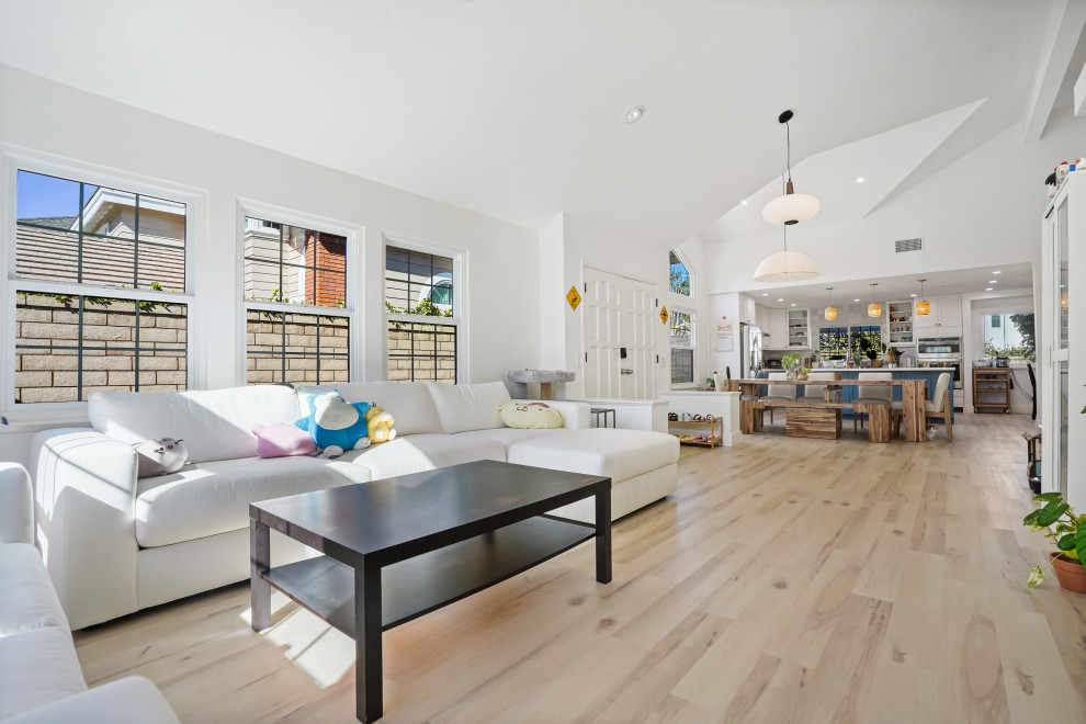 Immagine di un soggiorno minimalista di medie dimensioni e stile loft con pareti bianche, pavimento in vinile, pavimento beige e soffitto a volta