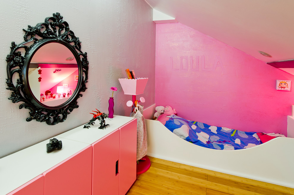 Photo of a small contemporary kids' bedroom for kids 4-10 years old and girls in Lyon with light hardwood floors and multi-coloured walls.