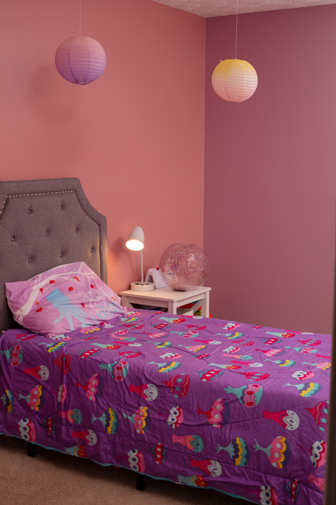 Источник вдохновения для домашнего уюта: маленькая гостевая спальня (комната для гостей) в стиле модернизм с розовыми стенами для на участке и в саду