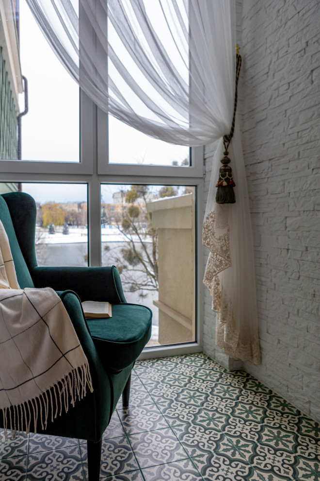 Стильный дизайн: маленький балкон и лоджия в стиле неоклассика (современная классика) с стеклянными перилами без защиты от солнца в квартире для на участке и в саду - последний тренд