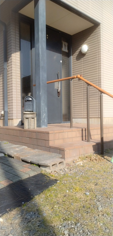 Esempio di un piccolo ingresso moderno con pareti grigie, pavimento in gres porcellanato, una porta singola, una porta in metallo, pavimento beige, soffitto in perlinato e pareti in perlinato
