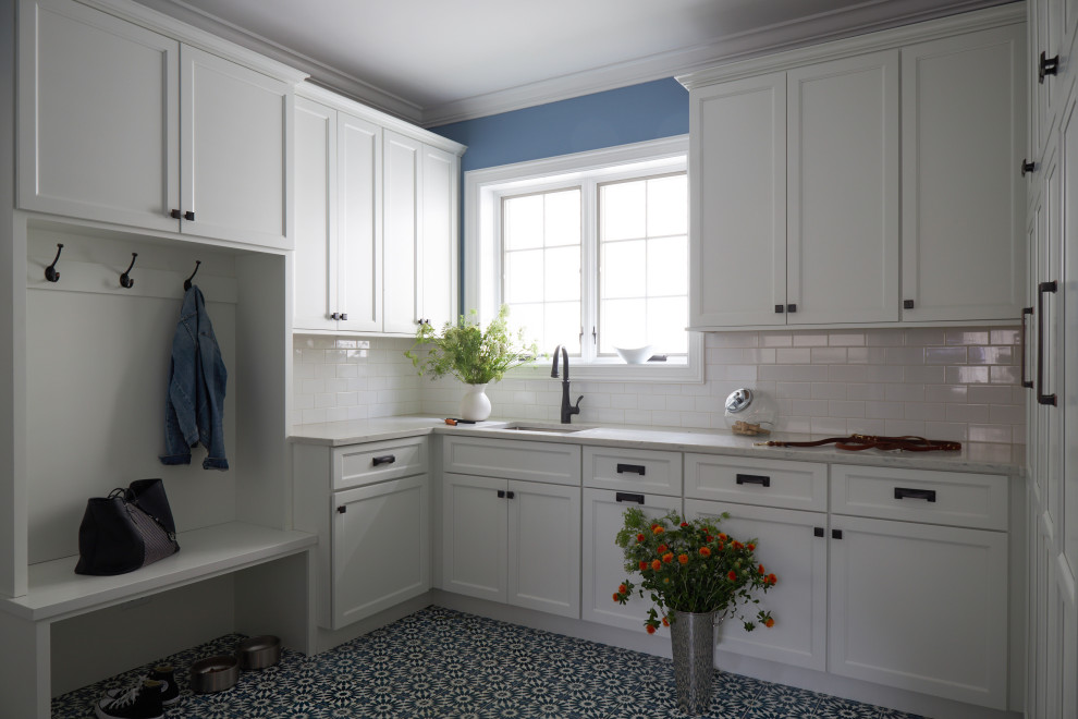 Cette image montre une grande entrée vintage avec un vestiaire, un mur bleu, un sol en carrelage de céramique, un sol bleu et un plafond décaissé.
