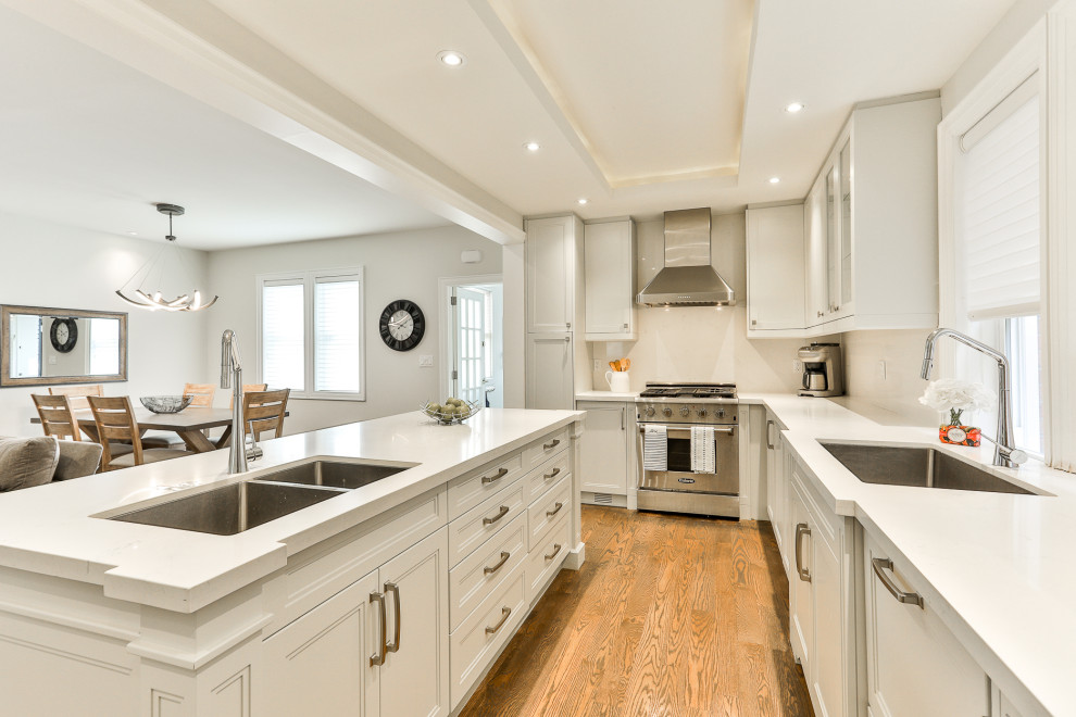 Transitional kitchen photo in Toronto