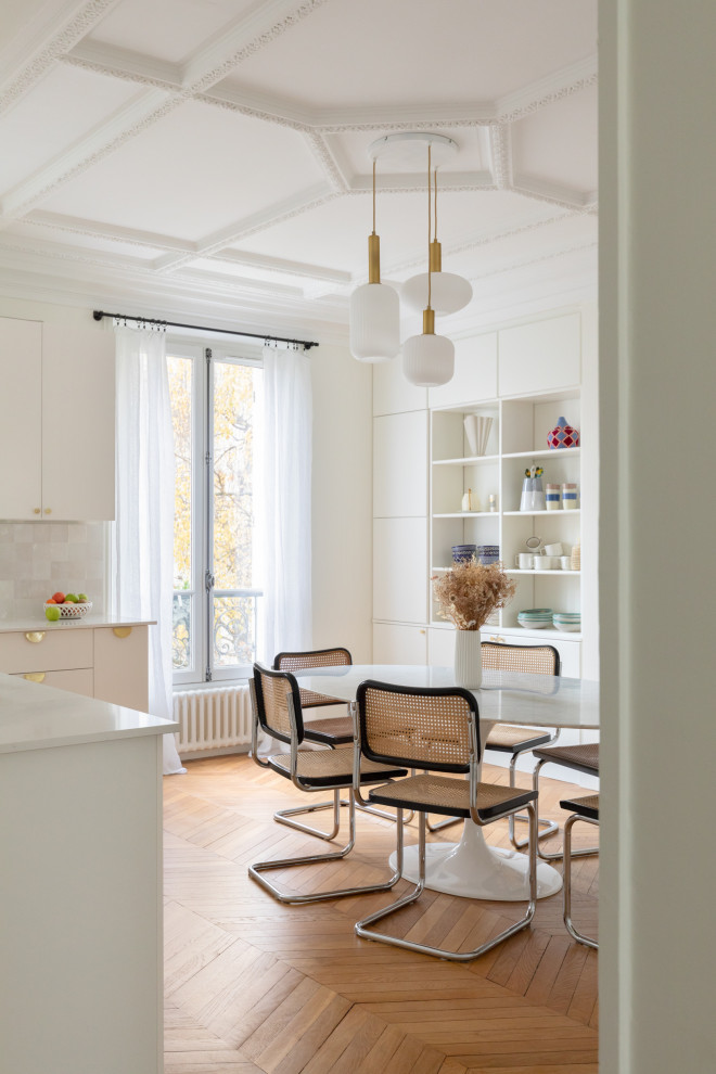 Inspiration pour une grande salle à manger ouverte sur la cuisine nordique avec un mur blanc, parquet clair et verrière.