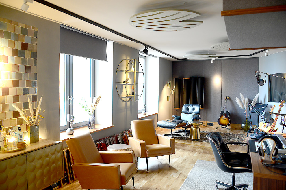 Пример оригинального дизайна: большая изолированная гостиная комната:: освещение в современном стиле с музыкальной комнатой, серыми стенами, паркетным полом среднего тона, коричневым полом и обоями на стенах