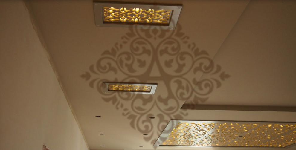 Потолочные панели и дополнительный свет в нише.