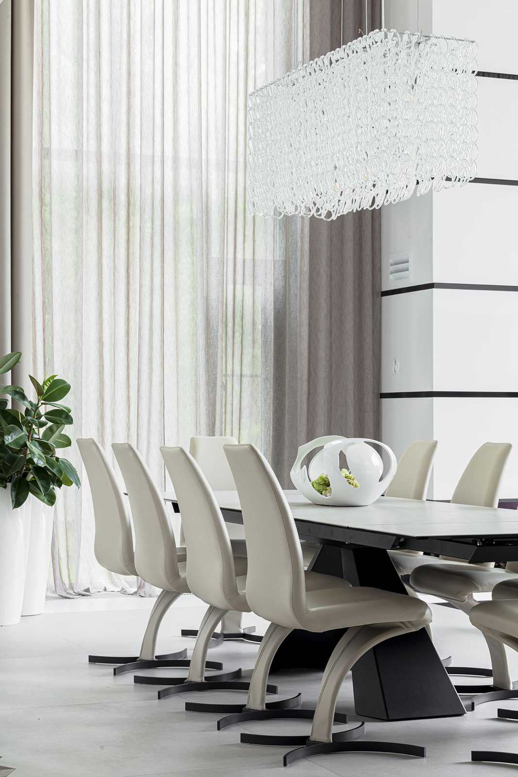 Большой красивый белый дом