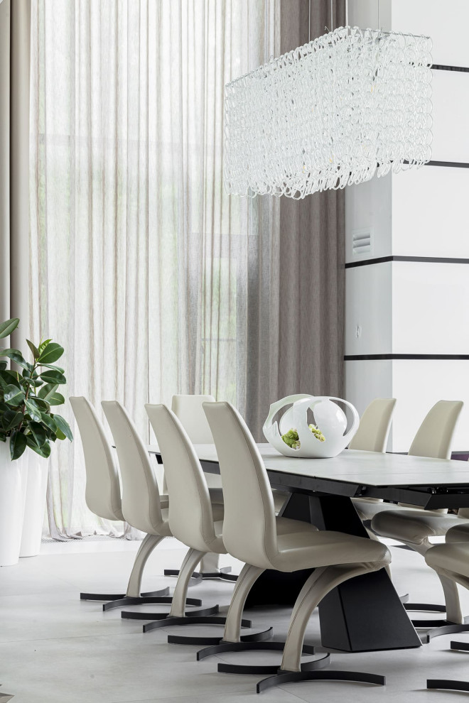 Большой красивый белый дом