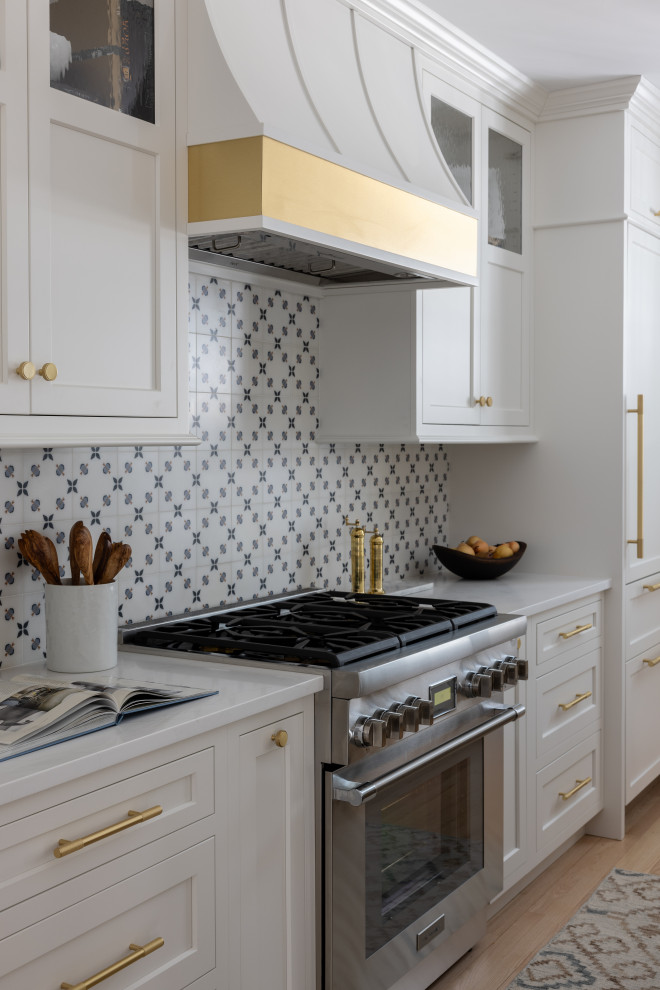 Eat-in kitchen - small transitional single-wall eat-in kitchen idea with shaker cabinets and an island