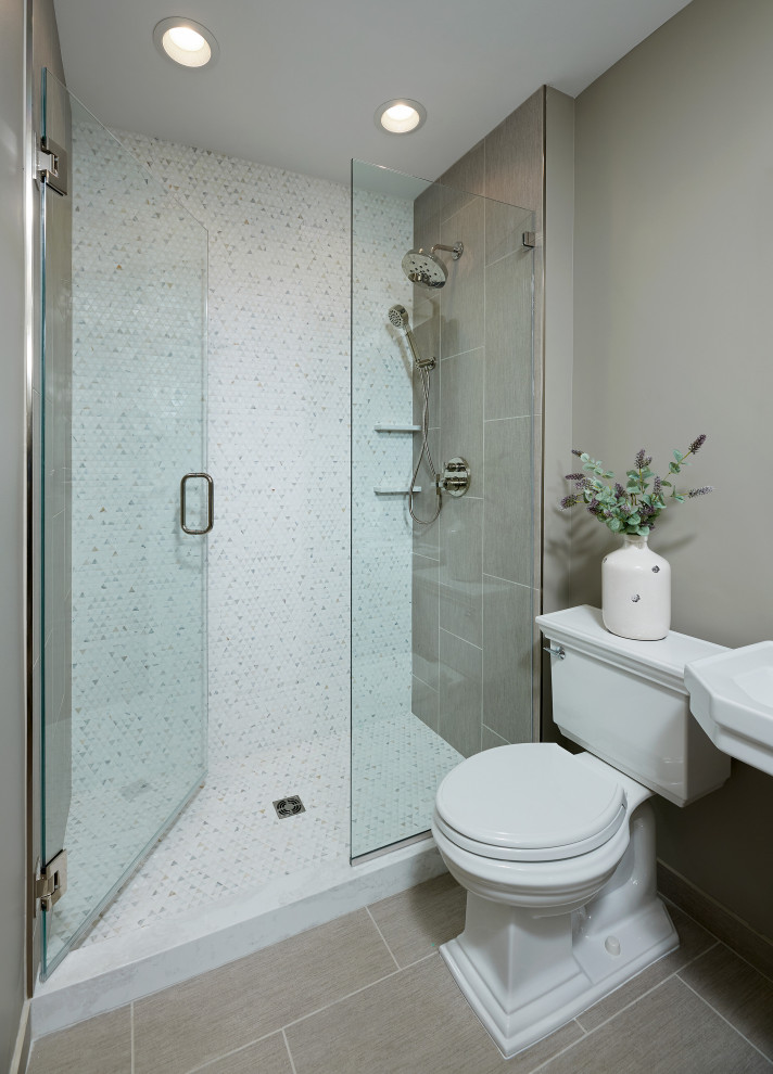Kleines Modernes Badezimmer mit weißen Schränken, beigen Fliesen, Keramikfliesen, beiger Wandfarbe, Keramikboden, Sockelwaschbecken, beigem Boden, Falttür-Duschabtrennung und Einzelwaschbecken in Chicago
