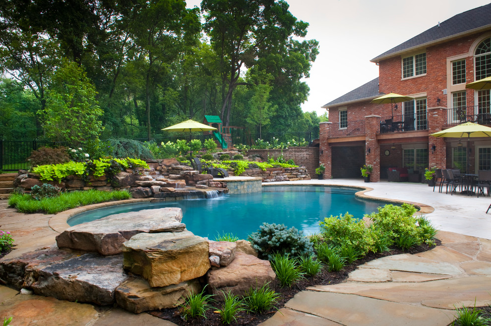 Large traditional pool in St Louis.