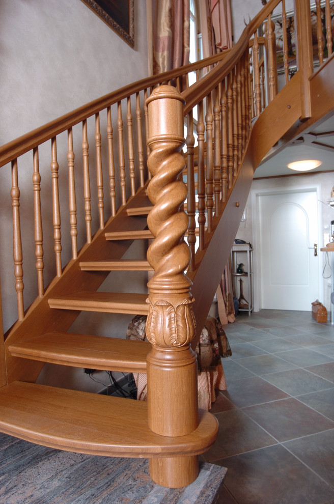 Foto di una scala a chiocciola rustica di medie dimensioni con pedata in legno, alzata in legno, parapetto in legno e pareti in legno