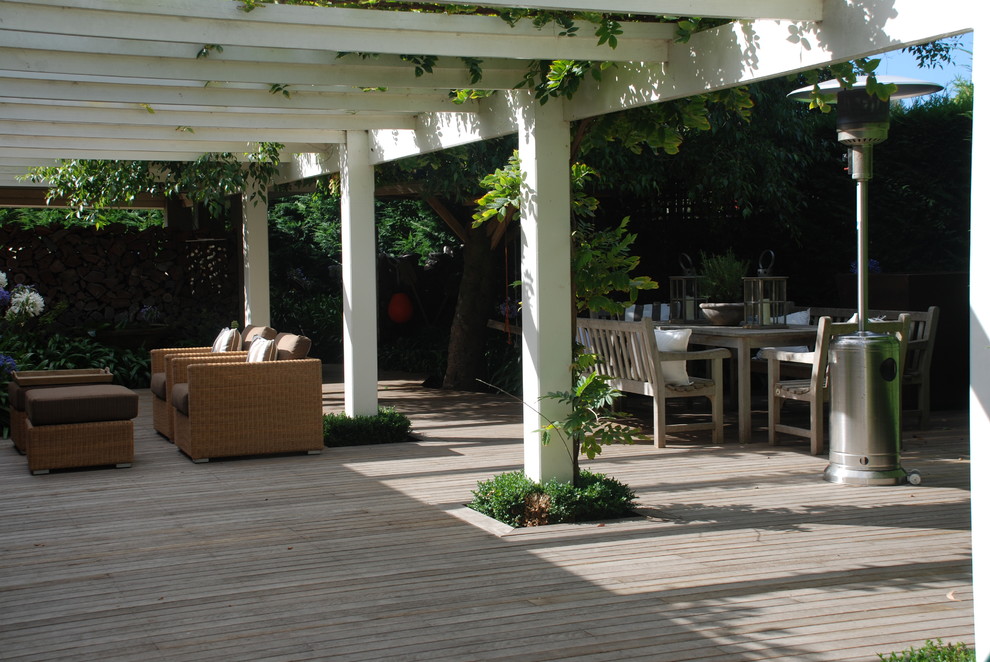Photo of a contemporary deck in Melbourne with a pergola.