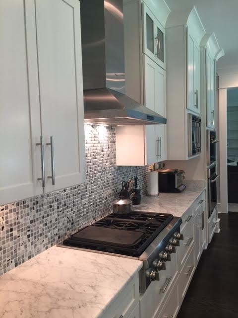 Example of a transitional kitchen design in Nashville