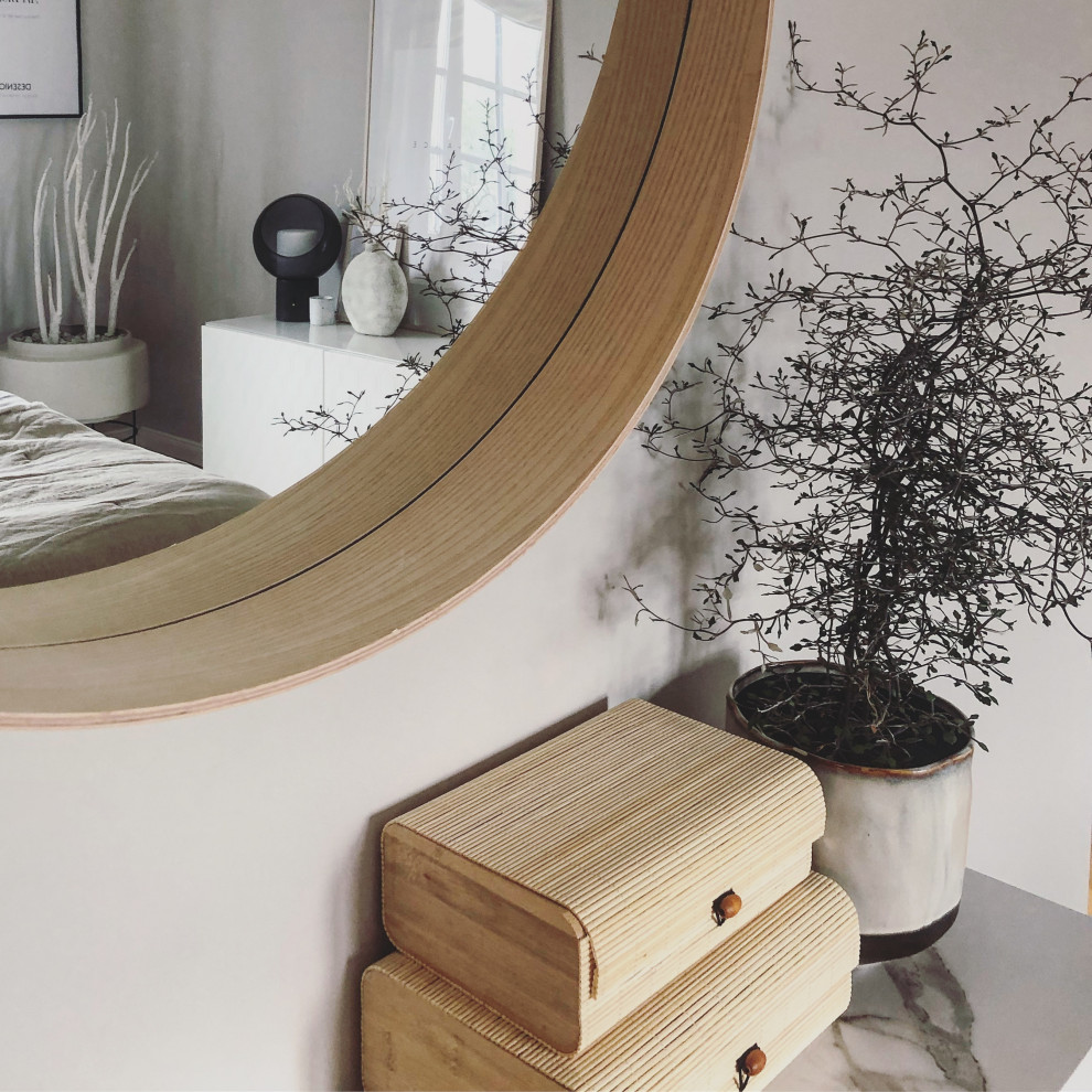 Modelo de dormitorio principal escandinavo de tamaño medio sin chimenea con paredes grises, suelo de madera en tonos medios, suelo naranja, casetón y todos los tratamientos de pared