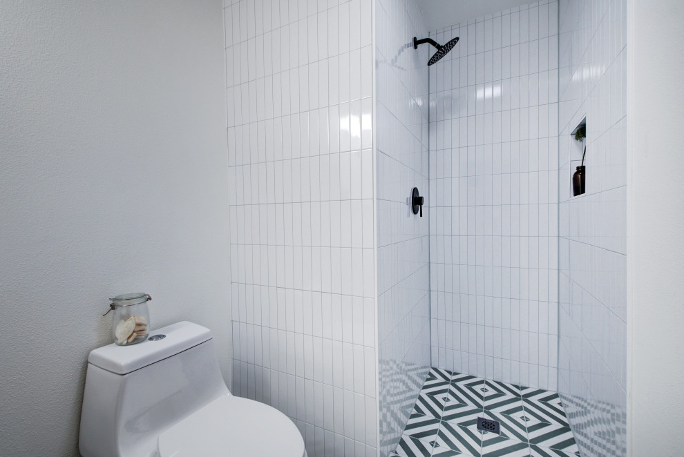 Пример оригинального дизайна: маленькая ванная комната в стиле ретро с плоскими фасадами, фасадами цвета дерева среднего тона, душем в нише, унитазом-моноблоком, белой плиткой, керамогранитной плиткой, белыми стенами, полом из керамогранита, душевой кабиной, врезной раковиной, столешницей из искусственного кварца, зеленым полом, открытым душем, белой столешницей, нишей, тумбой под одну раковину и напольной тумбой для на участке и в саду