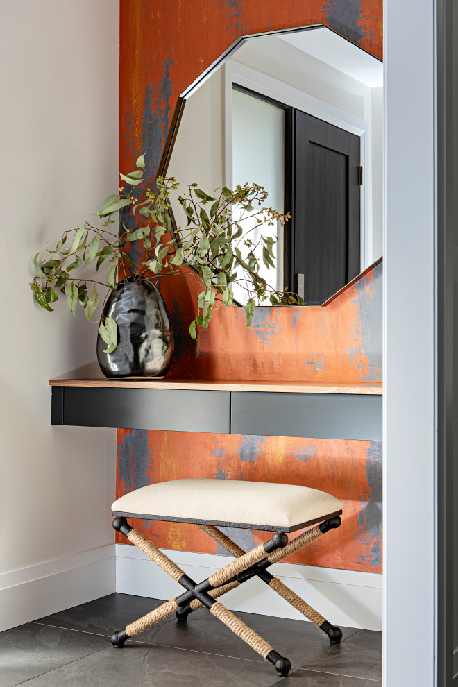 Mittelgroße Moderne Haustür mit oranger Wandfarbe und Schieferboden in Toronto