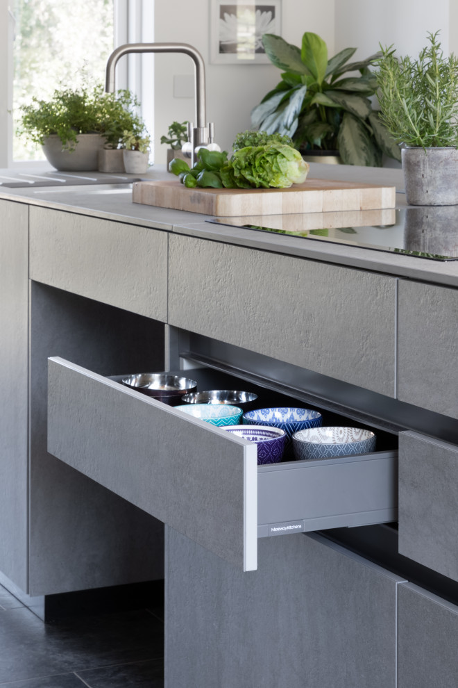 Esempio di una grande cucina moderna con lavello a doppia vasca, ante lisce, ante grigie, elettrodomestici da incasso, pavimento con piastrelle in ceramica e pavimento nero