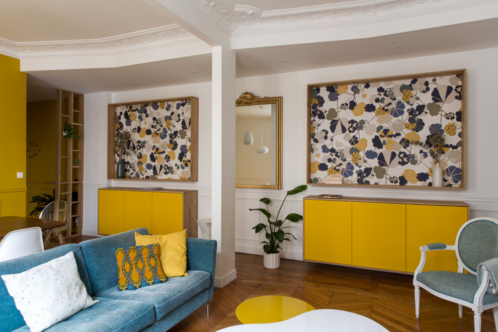 Idee per un soggiorno contemporaneo con pareti gialle