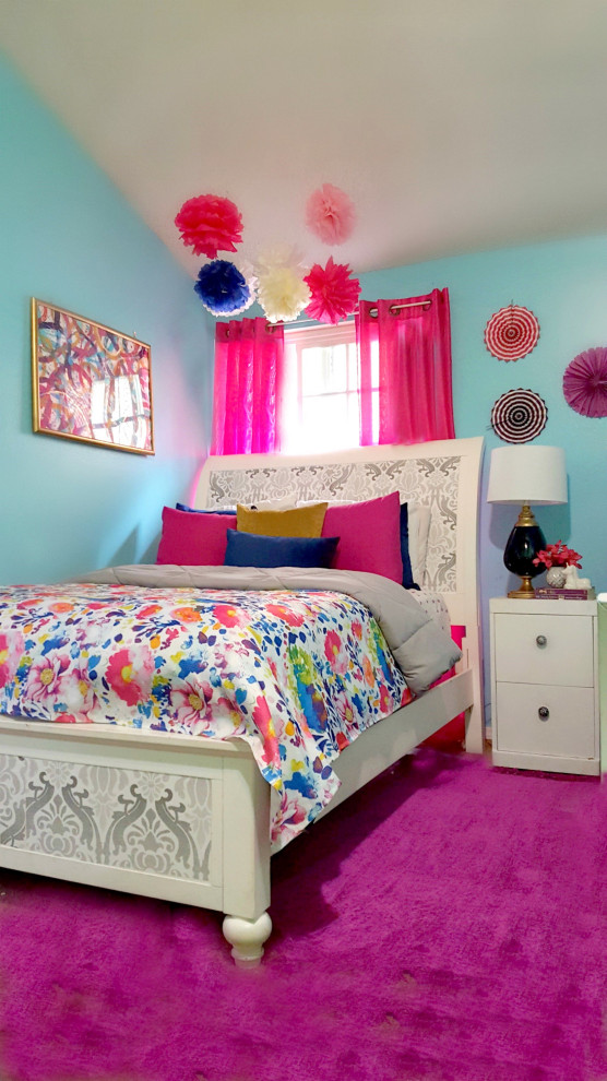 Aménagement d'une chambre d'enfant classique de taille moyenne avec un mur bleu, moquette et un plafond voûté.